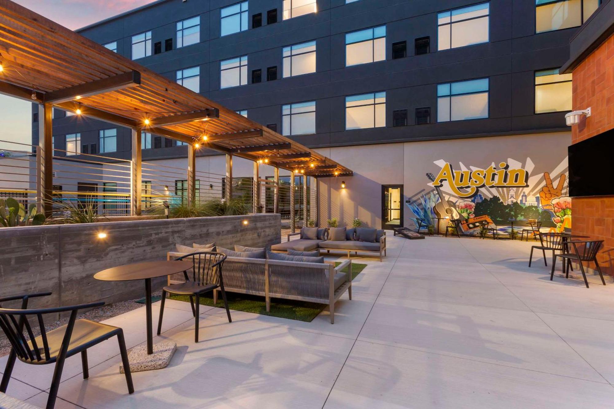 Cambria Hotel Austin Airport Exterior foto