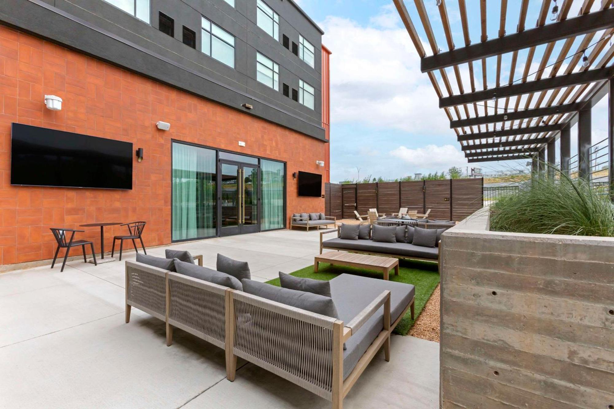 Cambria Hotel Austin Airport Exterior foto