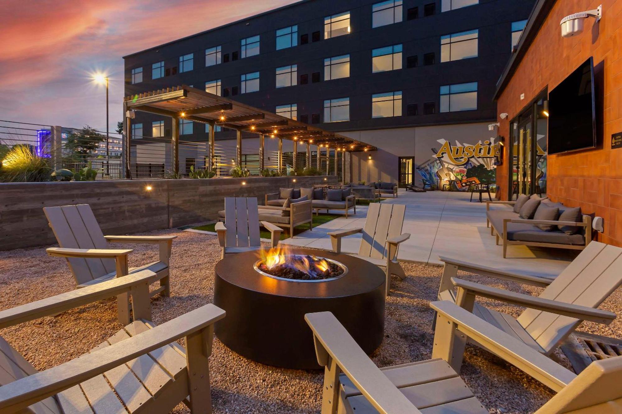 Cambria Hotel Austin Airport Exterior foto