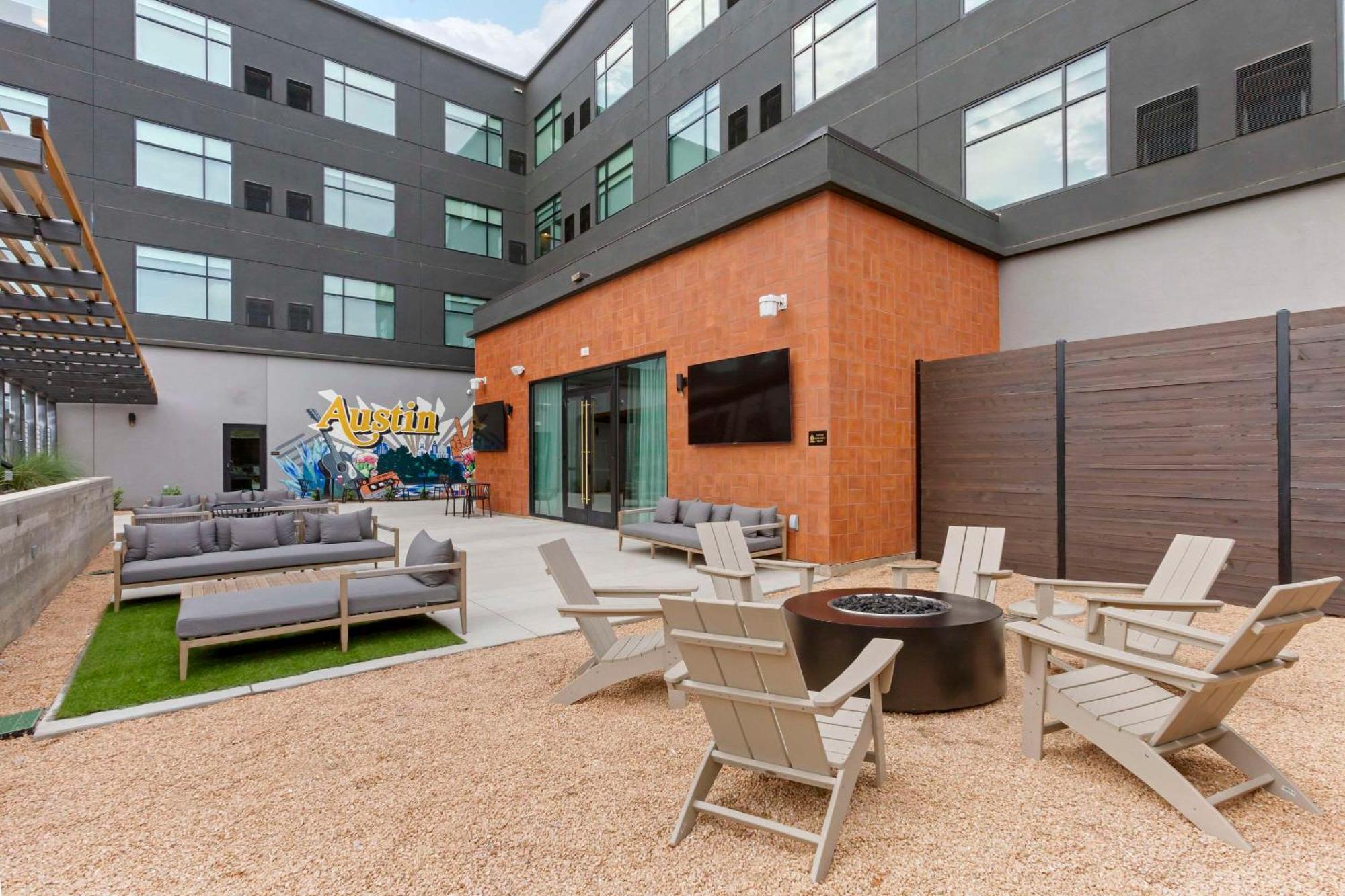 Cambria Hotel Austin Airport Exterior foto