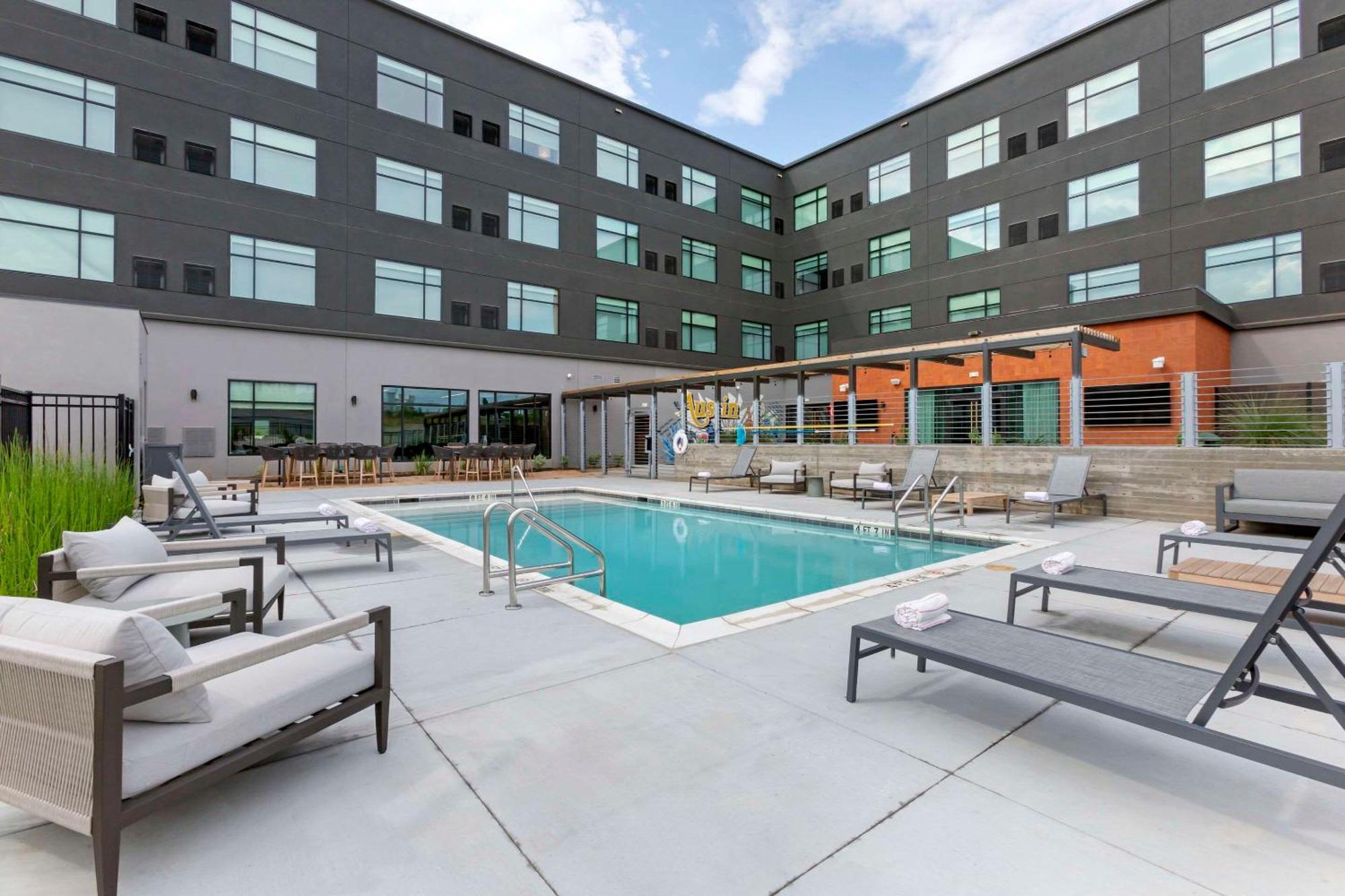 Cambria Hotel Austin Airport Exterior foto